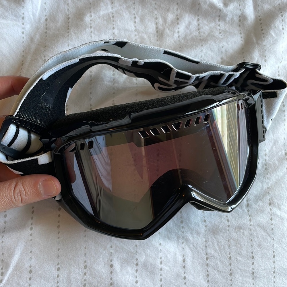 Snow goggles